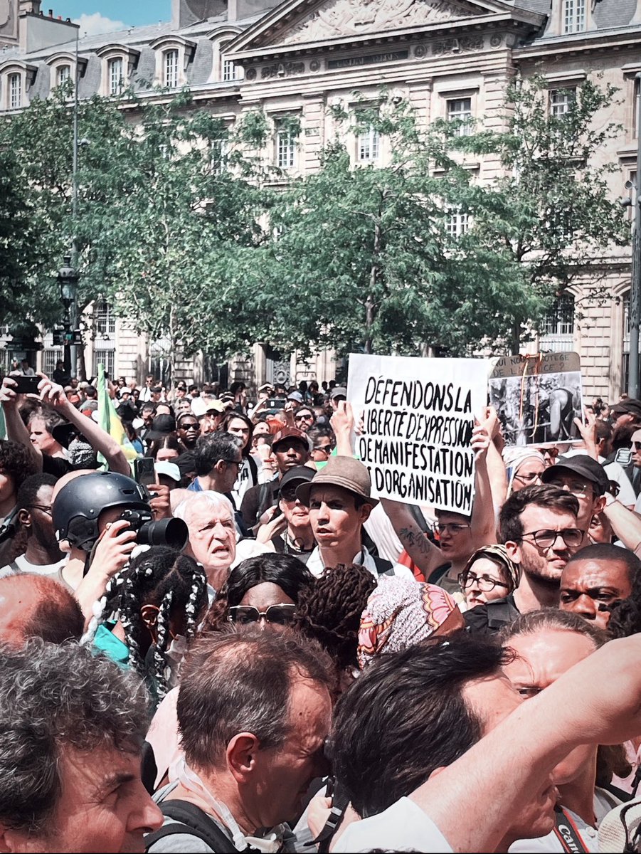 Malgré cette atteinte à notre liberté fondamentale de manifester, nous avons marché dignement et pacifiquement cet après-midi avec le comité <a href="/laveritepradama/">La Vérité Pour Adama</a> 

Pour exiger justice pour Adama, Nahel et toutes les victimes du racisme et des violences policières !