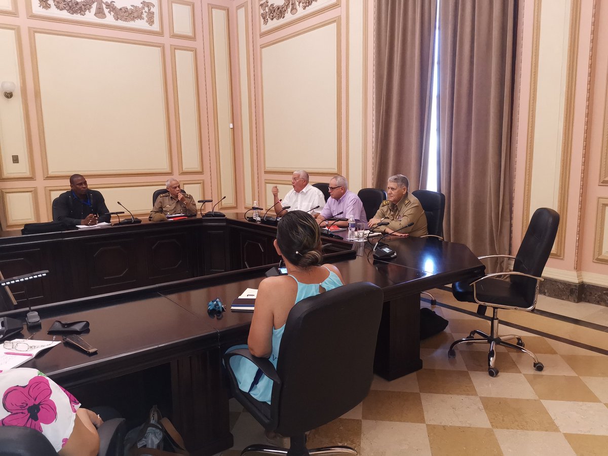 #Ahora, junto a presidentes de comisiones de Asuntos Constitucionales y Jurídicos y Defensa Nacional, sostenemos encuentro con estudiantes del Colegio de Defensa Nacional. Abordamos labor de la <a href="/AsambleaCuba/">Asamblea Nacional Cuba</a> y del #PoderPopular. <a href="/AsambleaCuba/">Asamblea Nacional Cuba</a> <a href="/PresidenciaCuba/">Presidencia Cuba 🇨🇺</a> <a href="/PartidoPCC/">Partido Comunista de Cuba</a>