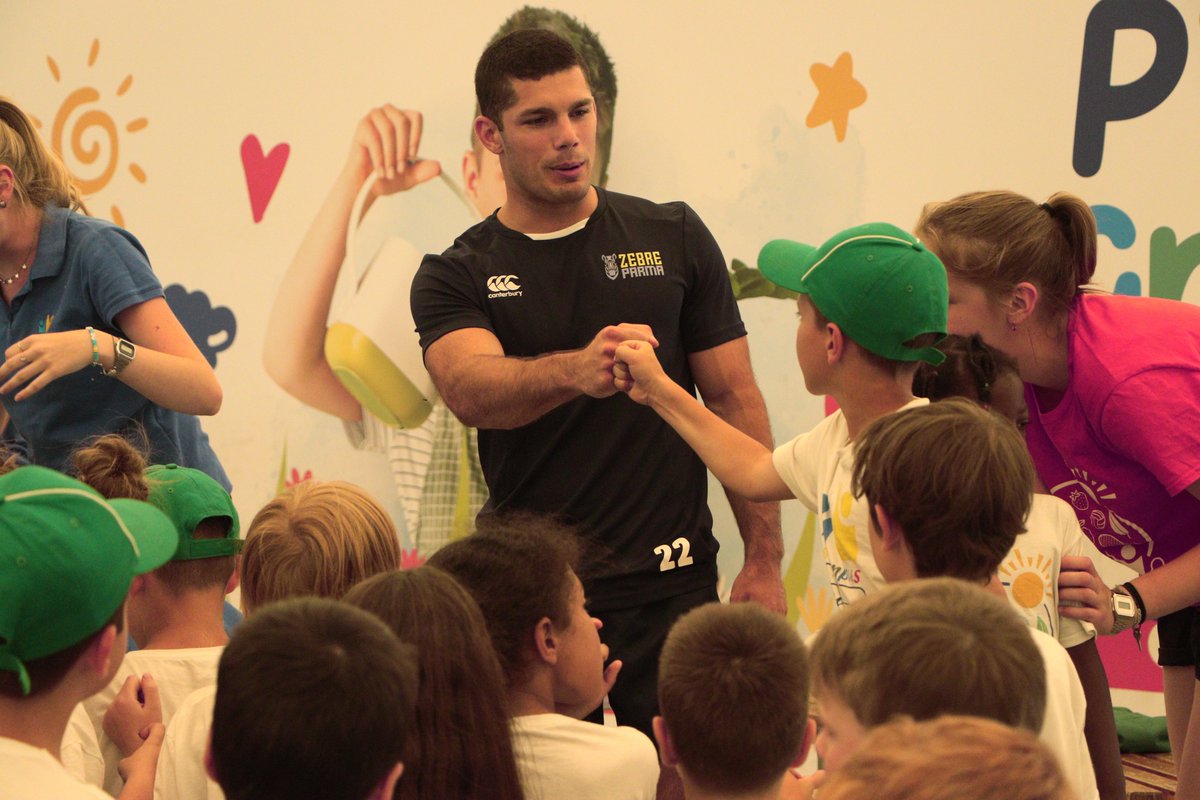 ZebreParma's tweet photo. Sport, Impegno e Passione
Ratko Jelic e Davide Ruggeri portano la loro testimonianza al #Giocampus ☀️
🏉 Non è mancata la parte pratica e coinvolgente, con mischie, touche e passaggi in compagnia delle centinaia di bambini del centro estivo!
#WeAreZebre #giocampus2023 https://t.co/Mb88ZjaBvg