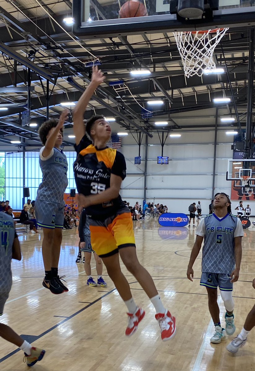 Nice finish through contact by Narrow Gate’s Lazare Adingono.  The Erie College NY commit was a standout in Session 1 as well.  #BigShots #VABeachLive <a href="/BigShotsToday/">Hit The BIG SH🏀TS</a> <a href="/BigShotsNationn/">BigShotsNation</a>