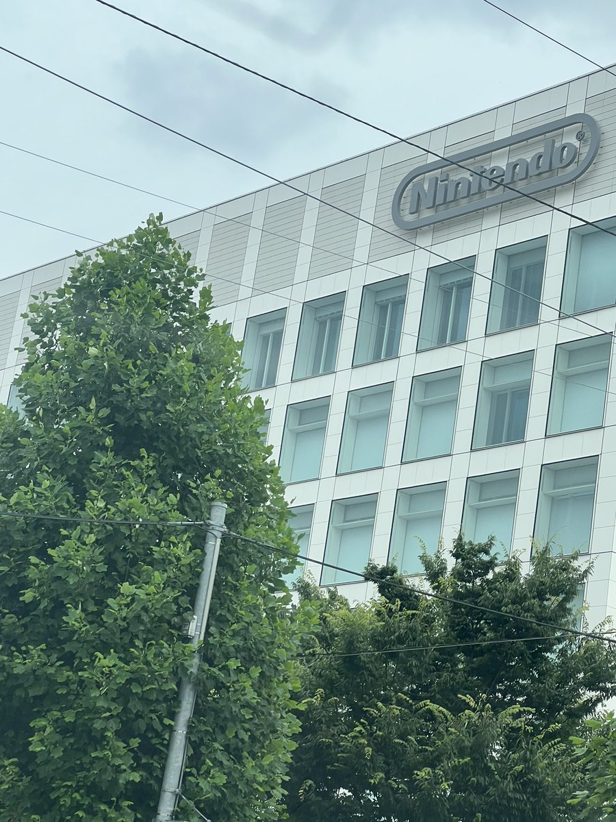 任天堂の本社を発見。急いで撮ったので全く映えず、、、😅
ゲーム好きには堪らなかったです( ；´Д｀)