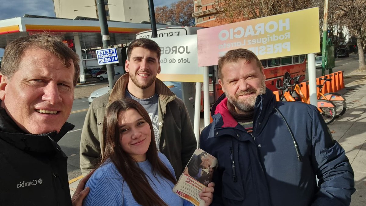 En equipo y como todos los sábados, trabajando para que #HagamosElCambioDeNuestrasVidas <a href="/horaciorlarreta/">Larreta</a> <a href="/Generaciondel23/">La generación del 23</a> 🇦🇷🫶 ES AHORA!