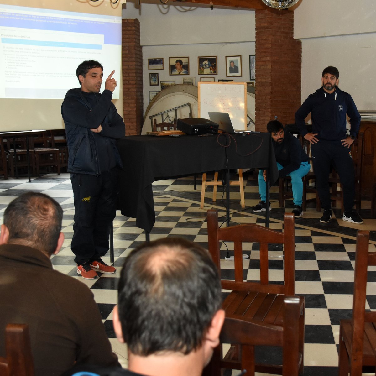 unionargentina's tweet photo. #ConectaRugby | En el marco del encuentro entre Los Pumas y Nueva Zelanda en Mendoza, Martín Gaitán, Martín Amón y Ramiro Fiat realizaron una clínica para entrenadores de Pre Juvenil en el Mendoza Rugby Club.
#LaUniónDeTodos https://t.co/oqAdDdbcS8