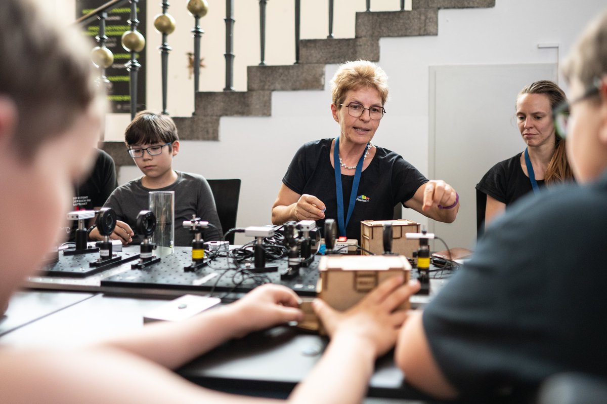 Beim heutigen Familientag auf dem Festival der Zukunft gab es für Groß und Klein neben unserem Stand, auch Workshops und Hörspiele zum Thema Quanten vom Schülerlabor PhotonLab des <a href="/MPI_Quantum/">Max Planck Institute of Quantum Optics</a>.

#schuelerlabor #schoollab #photonlab