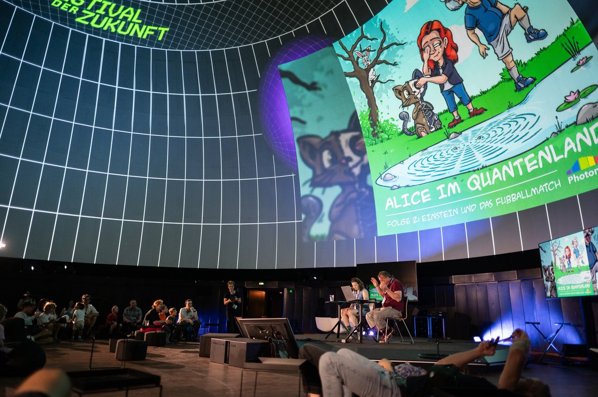 MunichQuantum's tweet photo. Beim heutigen Familientag auf dem Festival der Zukunft gab es für Groß und Klein neben unserem Stand, auch Workshops und Hörspiele zum Thema Quanten vom Schülerlabor PhotonLab des @MPI_Quantum.
#schuelerlabor #schoollab #photonlab https://t.co/Htlk6C6gAo