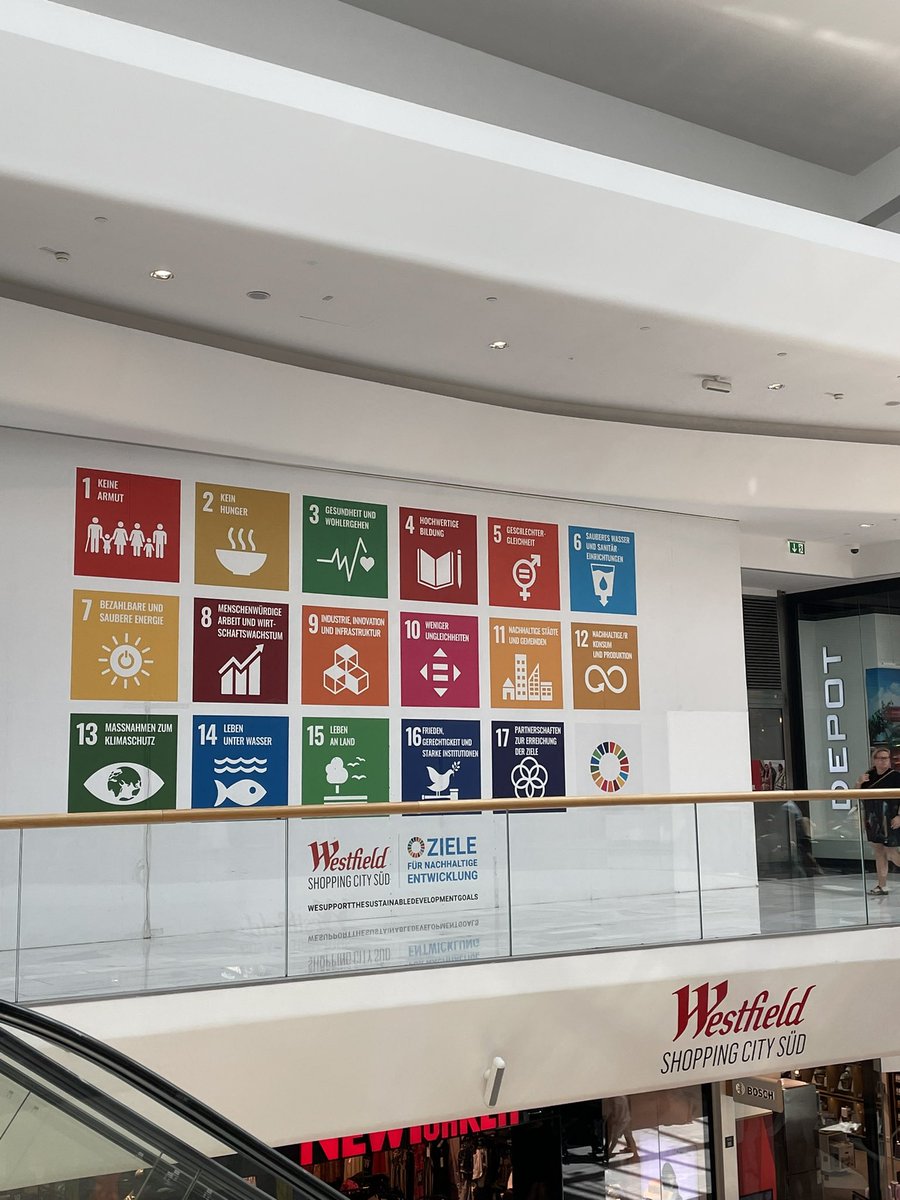 Mire señor, acá en donde le dicen “primer mundo” tienen a la mismísima y temida Agenda 2030. En pleno centro comercial, el lugar más capitalista y que apoye el libre comercio que puede haber. Deje de estar desinformando, porfa.