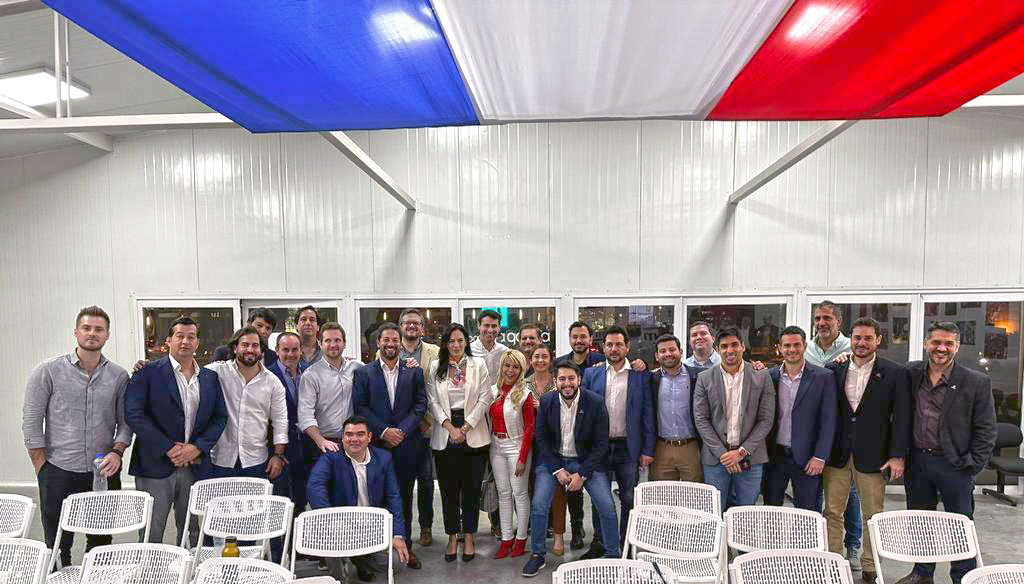 capaco_oficial's tweet photo. Fuimos recibidos por la futura ministra del @mopcparaguay, Ing. Claudia Centurión, y su equipo, con quienes conversamos sobre temas de gran relevancia para el sector.
Las obras públicas inciden enormemente sobre el desempeño de la economía en su conjunto. https://t.co/iBWgB5kgdB