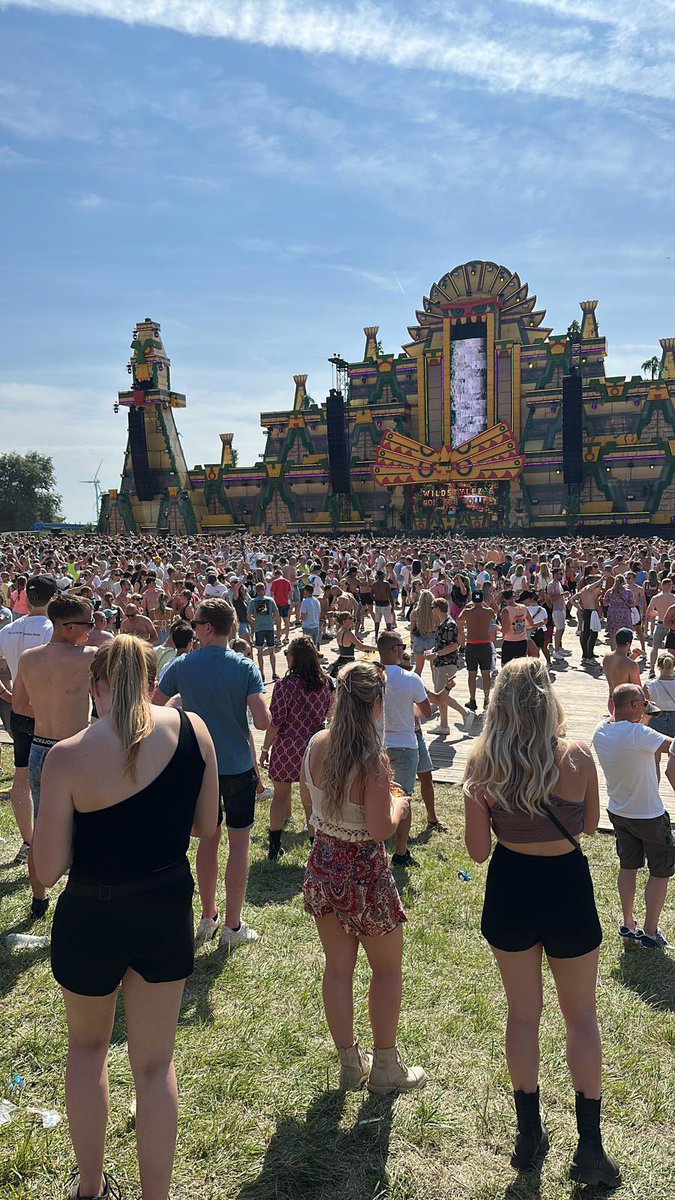 #Dreamfields 🎶 | Het kan je bijna niet ontgaan zijn. Vandaag is het tijd voor Dreamfields! Onze burgemeester <a href="/vanriswijk/">Lucien van Riswijk</a> &amp; wethouder <a href="/ArthurBoone/">Arthur Boone</a> kregen zojuist een kijkje achter de schermen. Alle festivalgangers: heel veel plezier! 🥳