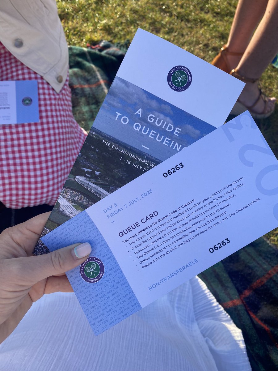 6 hours of queuing, strawberries and cream and tickets for centre court. Wimbledon, you were great! 🎾 🍓 🍾