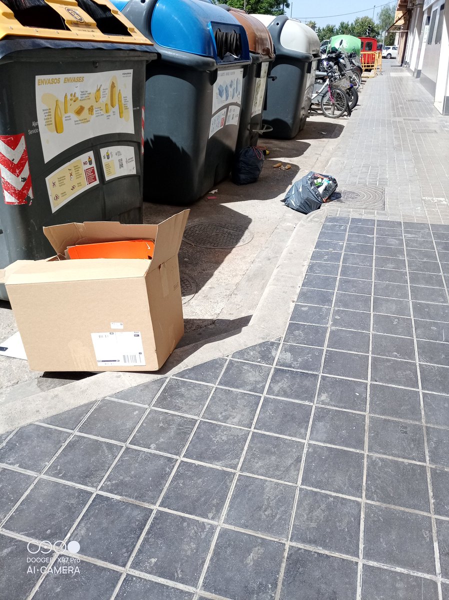 orriolsenlucha's tweet photo. @mjosecatala @JCcaballeroM @CarlosMundina Tres fotografies, tres patis diferents. Tenen en comú el nom del carrer Padre Viñas 82, 86 y 94. El nom del barri també és comú, parlem #d'Orriols. No sabem en quantes categories reparteixen els barris però si sabem que #Orriols és últim https://t.co/KczvZwFnmG
