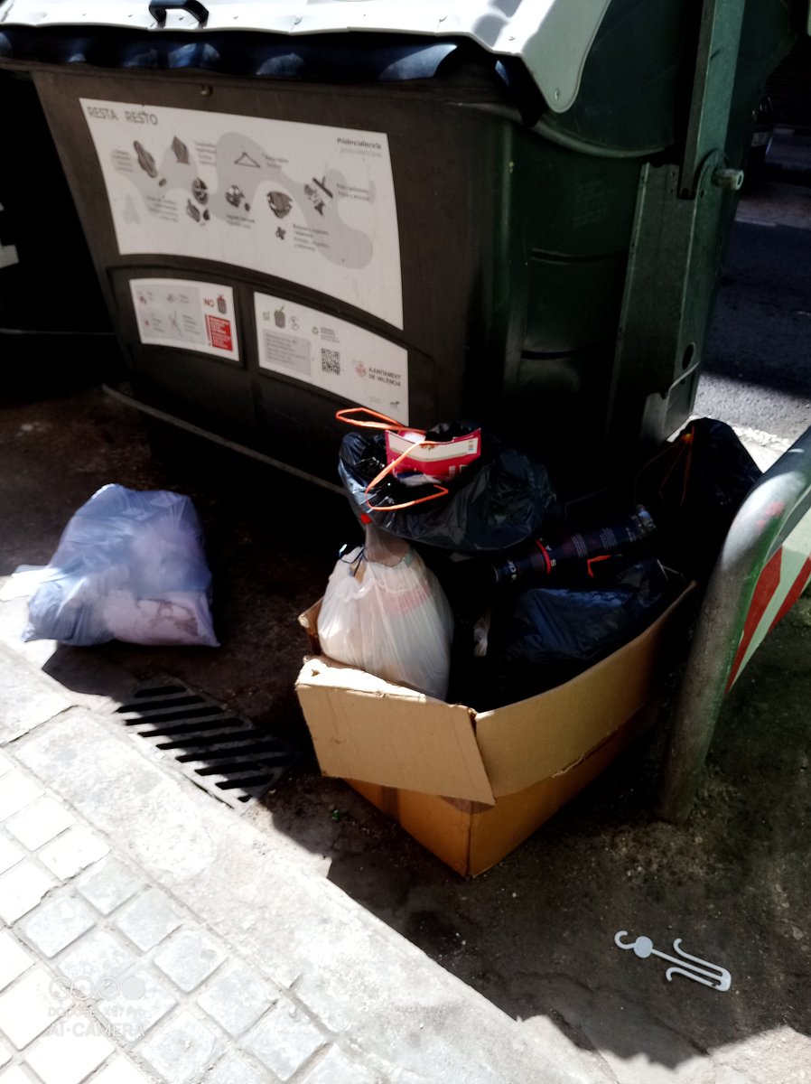 orriolsenlucha's tweet photo. @mjosecatala @JCcaballeroM @CarlosMundina Tres fotografies, tres patis diferents. Tenen en comú el nom del carrer Padre Viñas 82, 86 y 94. El nom del barri també és comú, parlem #d'Orriols. No sabem en quantes categories reparteixen els barris però si sabem que #Orriols és últim https://t.co/KczvZwFnmG