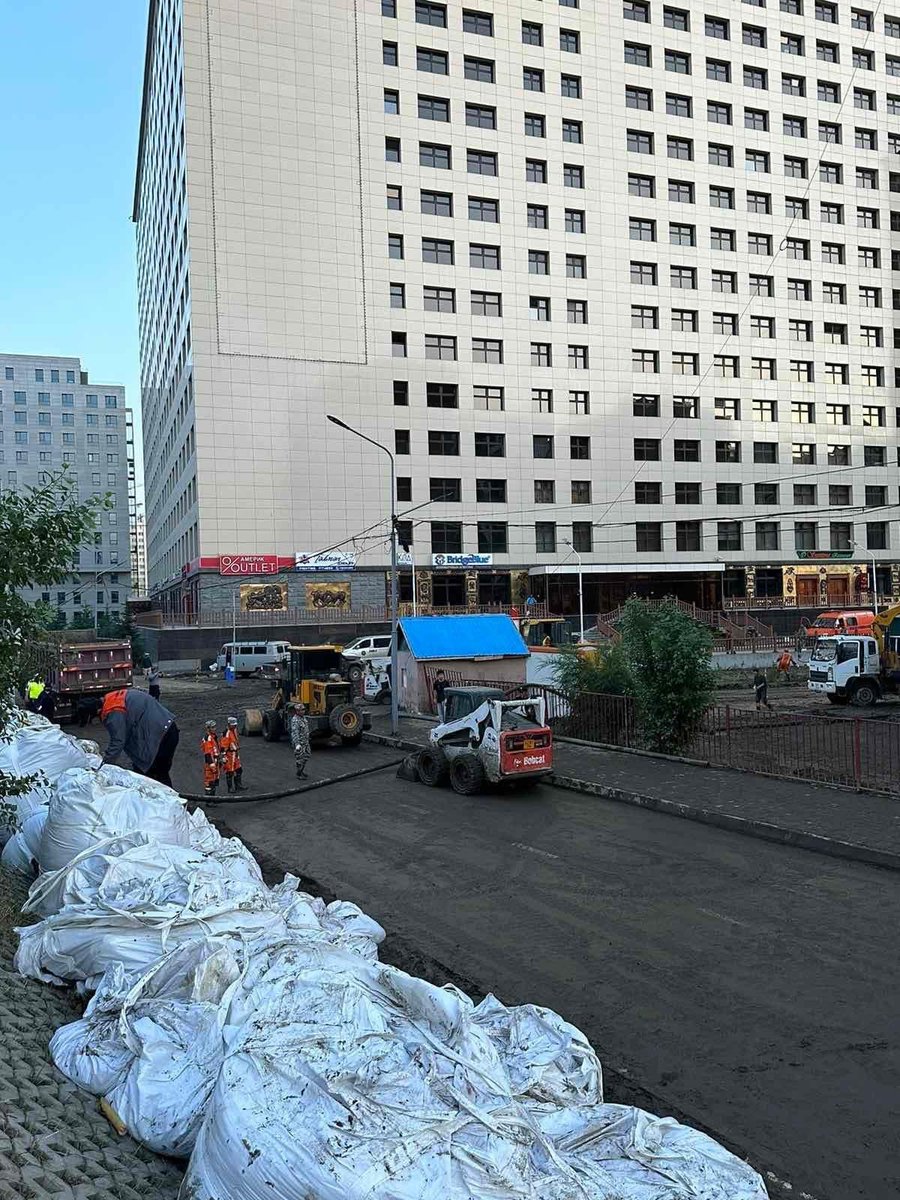 Өнөөдөр 1100 гаруй тонн лаг шаврыг цэвэрлэснээс Сэлбэ голын үерийн дараах цэвэрлэгээ бүрэн дуусаж, 800 гаруй тонн лаг шаврыг ачиж цэвэрлэлээ. Цэргийн болон хууль сахиулах байгууллагын 755, Нийслэлийн 973, дүүргүүдийн 881 нийт 2609 алба хаагч, 506 техниктэй ажиллаж байна.