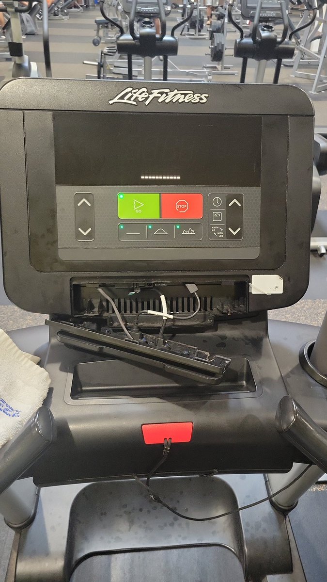rodpdj's tweet photo. ...this plus five other treadmills "out of service" FIX IT! #LAFITNESS #woodbridgenj https://t.co/LOsFI08n1T
