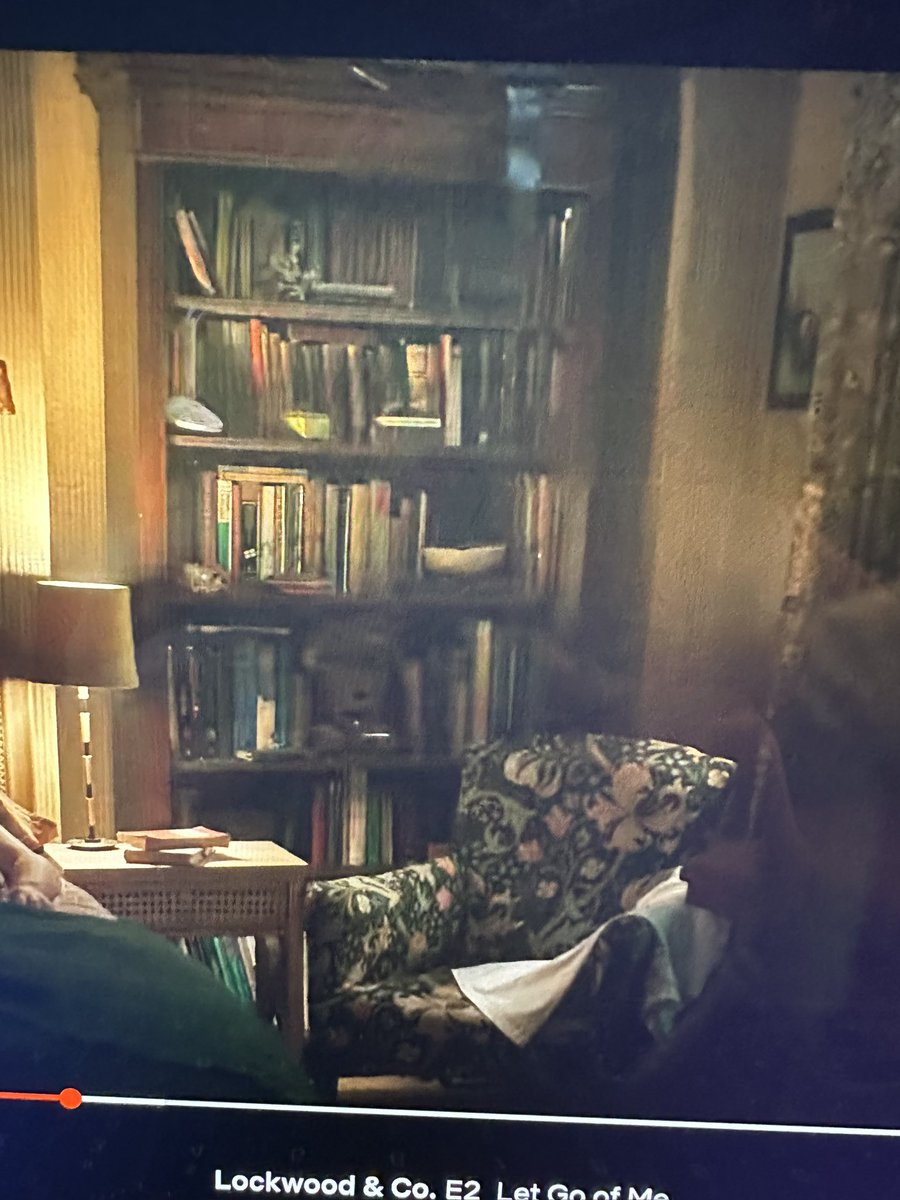 arielleshaina's tweet photo. On topic of talking about Lockwood and Co’s aesthetic, I want to point out the gorgeous William Morris prints throughout the Portland Row set. First up, the armchair in Lockwood’s room. Golden Lily Indigo +

#SaveLockwoodandCo #NatureWalkWithFlo https://t.co/WsUEMDnfvE