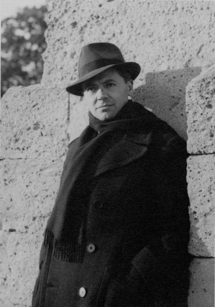 Aujourd'hui, nous commémorons le décès de Jean Moulin, une figure emblématique de la Résistance française. Sa bravoure et son dévouement continuent d'éclairer notre chemin vers la liberté et la justice. #JeanMoulin #MémoireDeLaRésistance