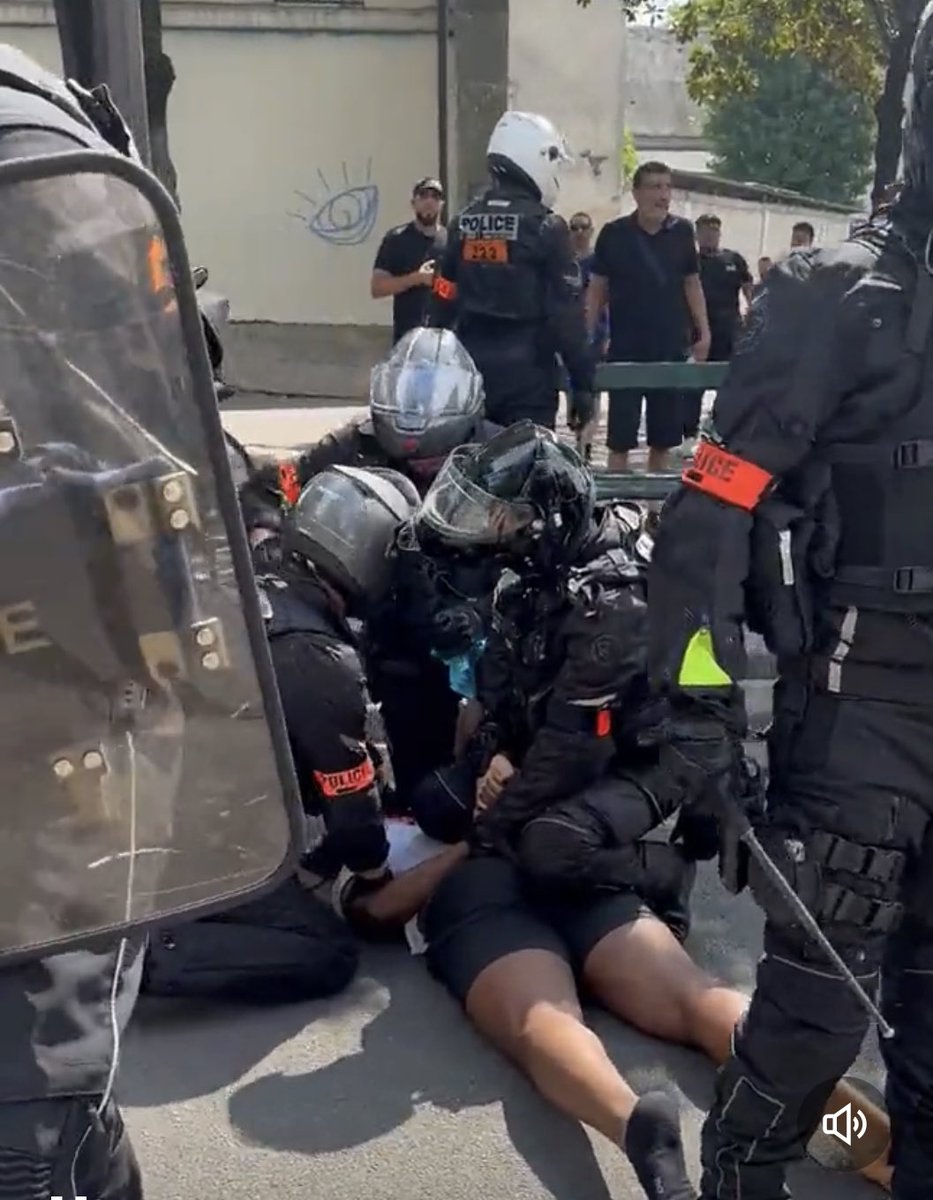 Je crois que s’il y a une image à retenir aujourd’hui, c’est celle-ci : Youssouf Traoré, le frère d’Adama Traoré, interpellé par des policiers. 

La méthode d’immobilisation utilisée est la même que celle qui a tué Adama : plaquage ventral avec poids d’agents sur le corps.

…