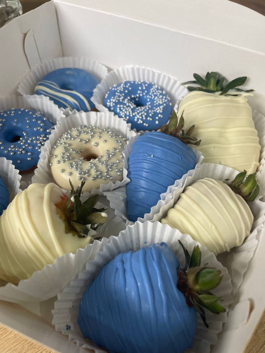 ¿Quien quiere fresas con chocolate? FAV y RT sí quieres ✨🍓🍫