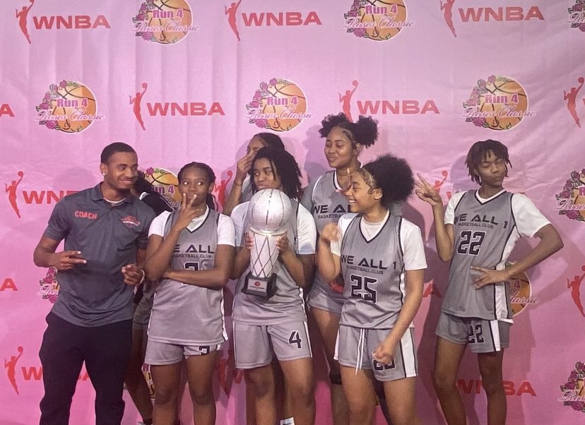 LailaNelson25's tweet photo. 2027 @TFNsRun4Roses Platinum CHAMPIONS!!! 🌹 #WeAllOne @GradyMajors @731CoachK901 @evgeeker @4StarSportsM @GoEliteEagles @JrAllStarBB @CoachMelNCSA https://t.co/SDSi6uLK1U