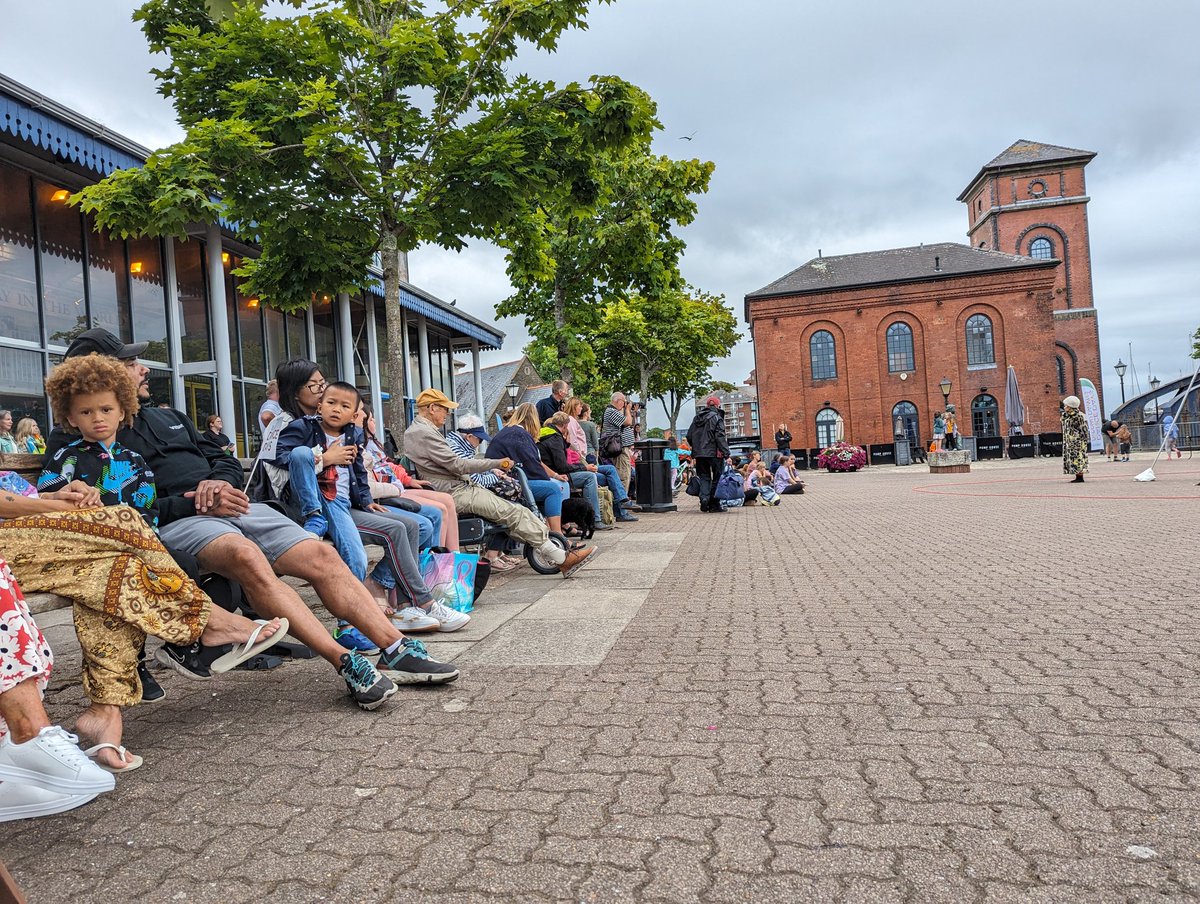 Mae <a href="/Karinajonesvip/">Karina Jones</a> yn diddanu'r dorf yn Sgŵar Dylan Thomas unwaith eto am ei hail berfformiad o'r dydd.