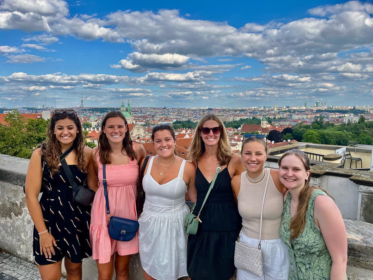 APIabroad's tweet image. Summer 2023 API Prague students hit the town. 
#apiabroad #ispyapi #ExperienceAPI #StudyAbroad 
📷 by @api.prague