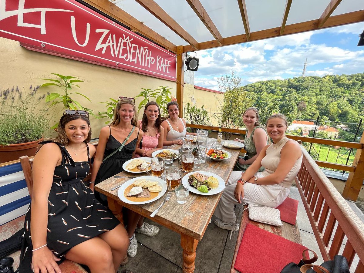 APIabroad's tweet image. Summer 2023 API Prague students hit the town. 
#apiabroad #ispyapi #ExperienceAPI #StudyAbroad 
📷 by @api.prague