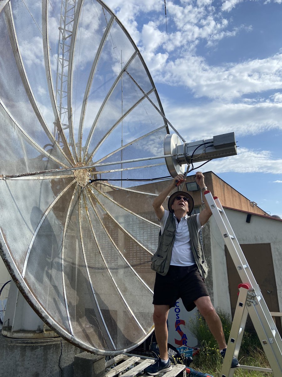 f1jrv's tweet photo. C’est parti à F5KUG pour l’entretien de la parabole EME.
Pas une mince affaire de sortir le bol.
Reste plus qu’à poncer avant peinture
F6ABX, F5BUU, F4IRK, swl Jean-Pierre https://t.co/33O5wdkAKM