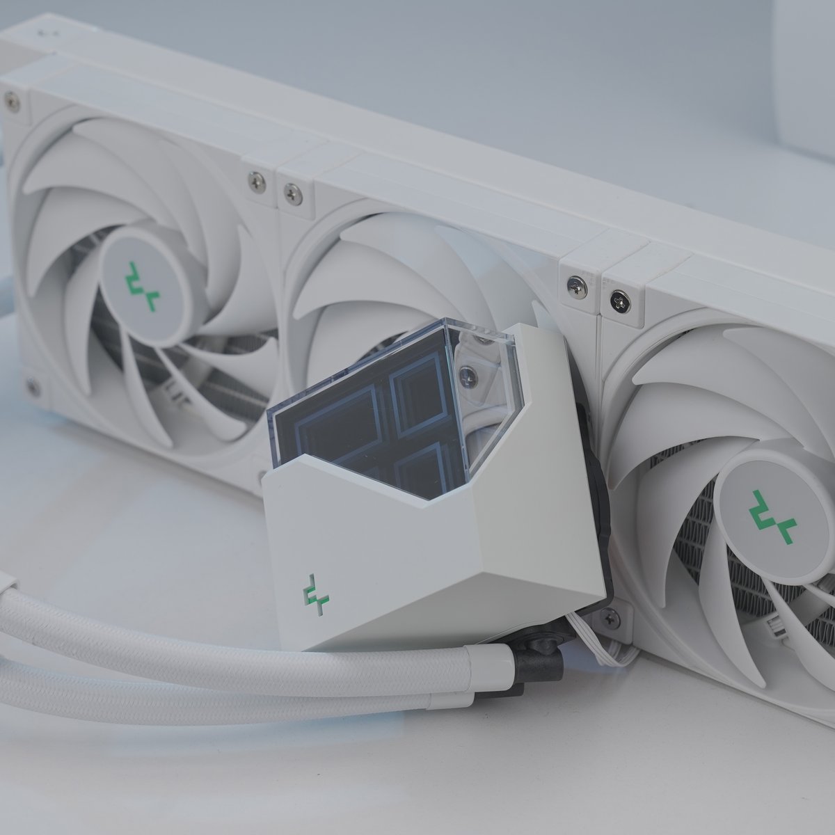 Deepcoolglobal's tweet photo. What would you do for this LT WH liquid cooler?

#deepcool #LT520WH #LT720WH #pcgamer #gamer #pcgamer #pcgaming #gamingcommunity #gamerlife #pcsetup #fyp https://t.co/8pYmpTu6XC