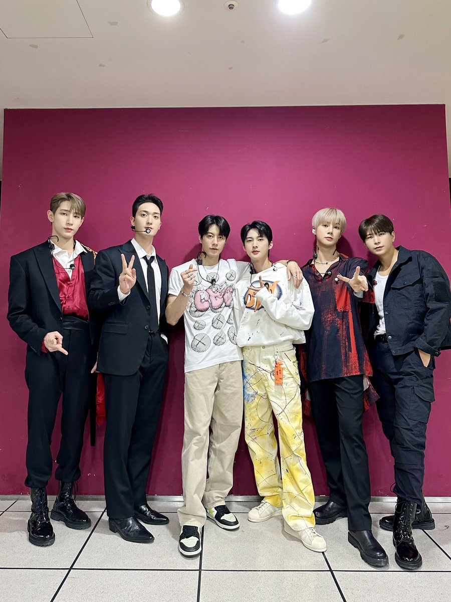 VAV_official's tweet photo. [#TODAY_VAV] 230708
#MBC #쇼음악중심
My lover, My designer VAMPZ❤️
VAMPZ 고마워! 사랑해!

#VAV #브이에이브이
#Subcönscióus #Subconscious #Designer https://t.co/Xtaaxh1899