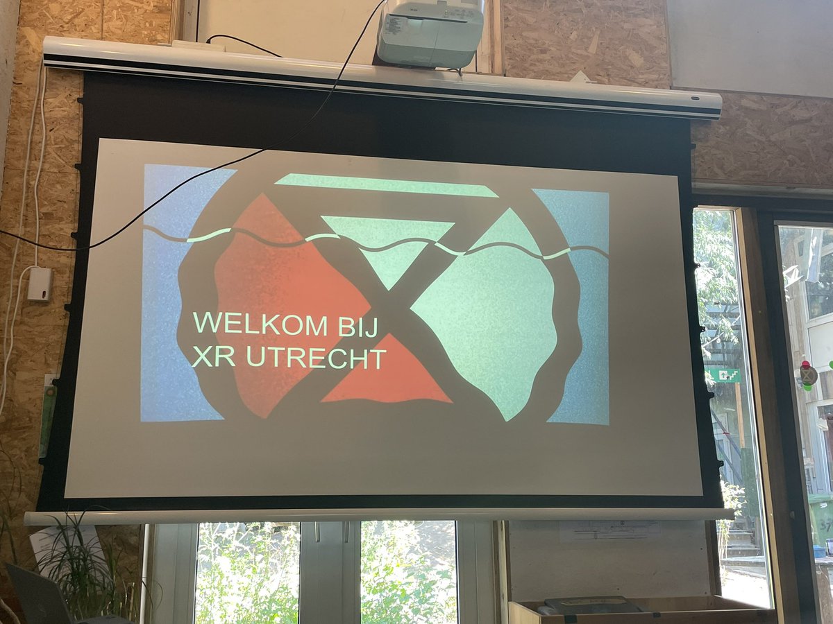 MarianneHoukamp's tweet image. Mooie Intro bijeenkomst van @XRUtrecht met veel nieuwe, moedige en betrokken rebellen. Onze beweging groeit en is meer niet te stoppen! Klimaatrechtvaardigheid NU
@NLRebellion @hofvancartesius 
#klimaatverandering #klaarmetRutte 
@KlimaatGrootoud