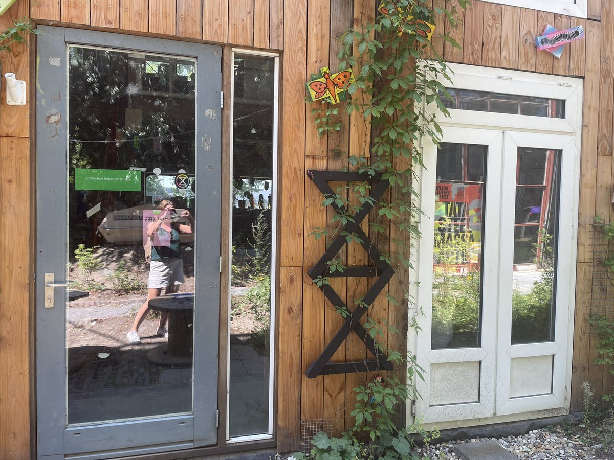 MarianneHoukamp's tweet image. Mooie Intro bijeenkomst van @XRUtrecht met veel nieuwe, moedige en betrokken rebellen. Onze beweging groeit en is meer niet te stoppen! Klimaatrechtvaardigheid NU
@NLRebellion @hofvancartesius 
#klimaatverandering #klaarmetRutte 
@KlimaatGrootoud