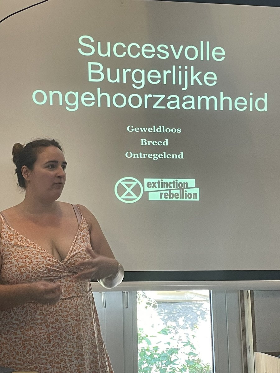 MarianneHoukamp's tweet image. Mooie Intro bijeenkomst van @XRUtrecht met veel nieuwe, moedige en betrokken rebellen. Onze beweging groeit en is meer niet te stoppen! Klimaatrechtvaardigheid NU
@NLRebellion @hofvancartesius 
#klimaatverandering #klaarmetRutte 
@KlimaatGrootoud