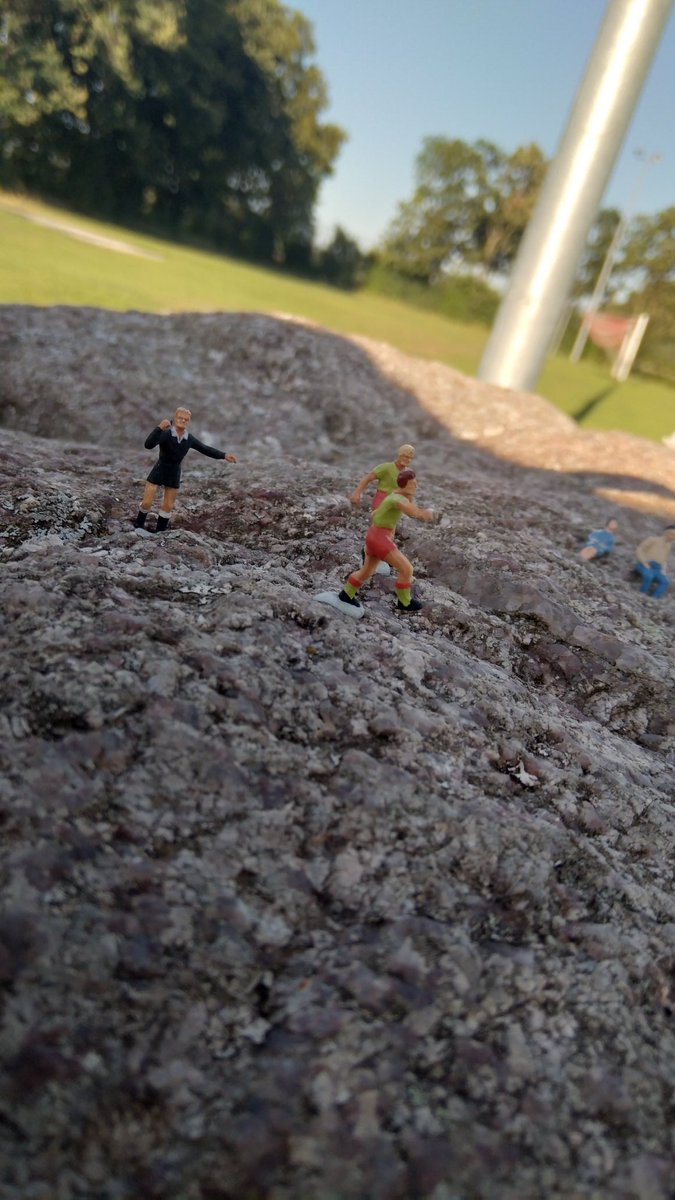 Michael57442709's tweet photo. Auch beim Fußball war was los.
#Pfuenfundfuenfzich #P55 #Projekt55 #LP #Esbeck #Figuren #RasenArt #usw https://t.co/cz2gpagbAW