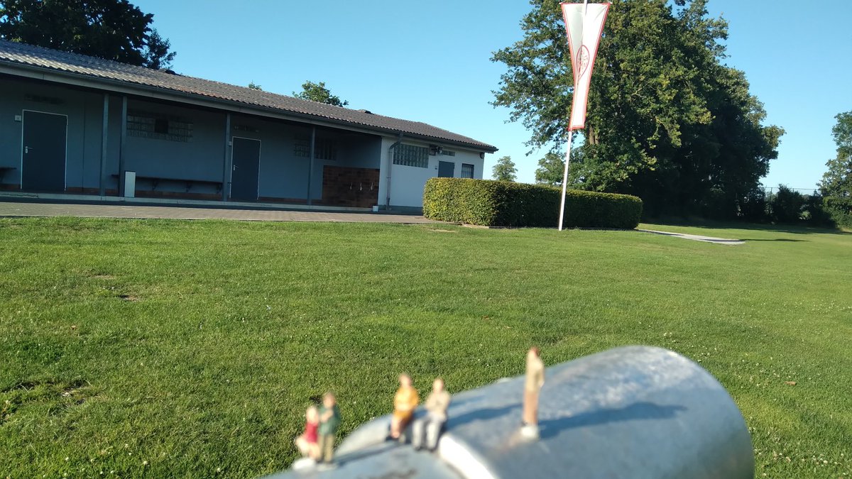 Michael57442709's tweet photo. Auch beim Fußball war was los.
#Pfuenfundfuenfzich #P55 #Projekt55 #LP #Esbeck #Figuren #RasenArt #usw https://t.co/cz2gpagbAW