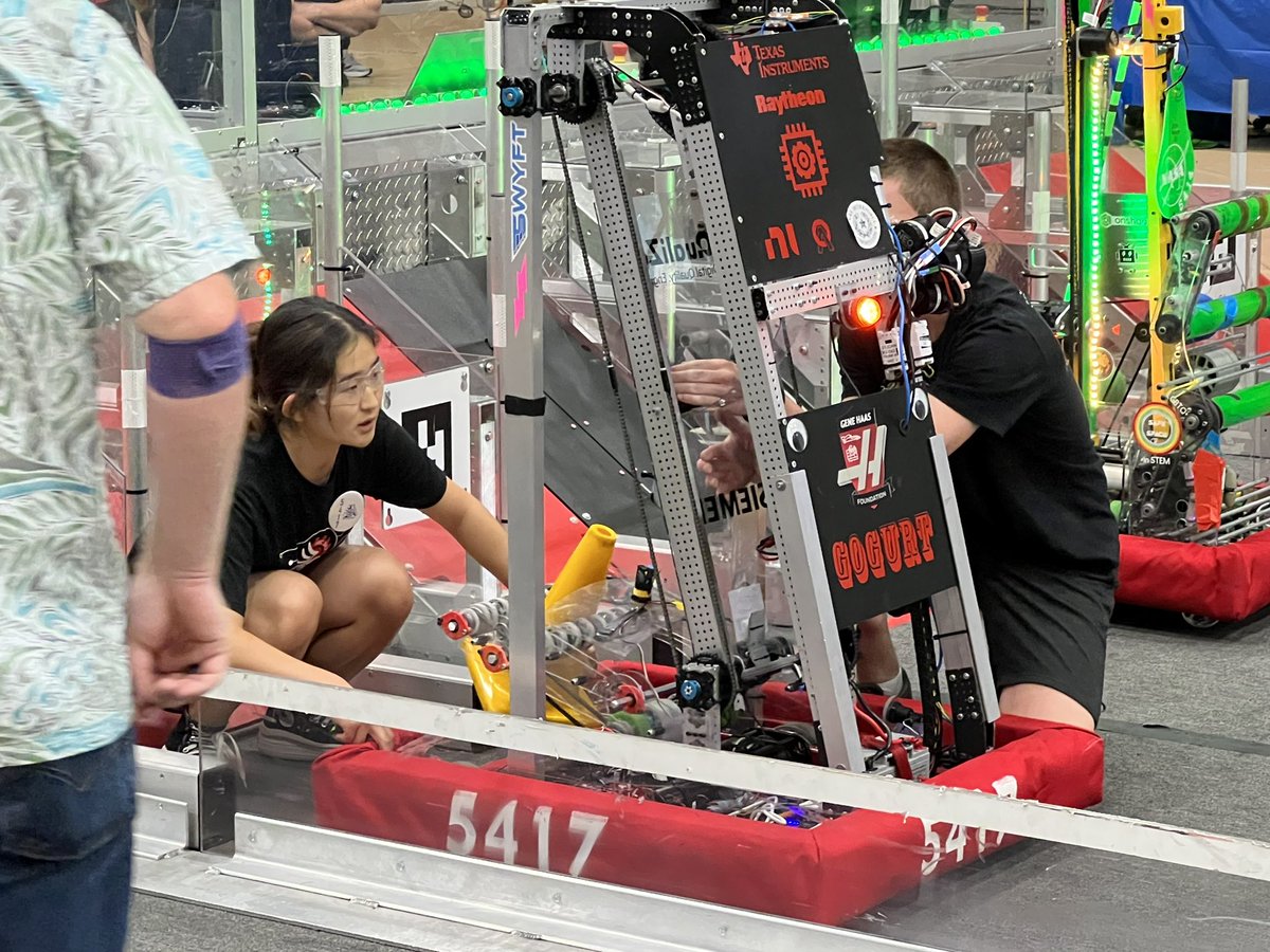 AllenRobotics's tweet photo. @Allen_CTE  and @AllenSTEAM students problem solving on the fly at #TRI  offseason #FRCTeams @FIRSTinTexas @FIRSTweets grows the future of STEAM leadership #WomeninSTEM https://t.co/Gjs9m6McHW