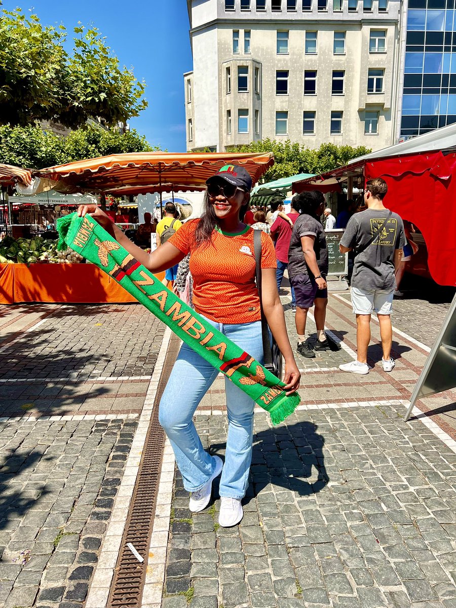 How to show up at the farmers market in #Frankfurt after the night your female football team #Zambia which ranks number 77 under the FIFA Women's World Rankings, wins 3:2 against your new home‘s team #Germany 🇩🇪 , ranked 2nd in the world.🥹🥰🇿🇲 #GerZam #ShePolopolo #CopperQueens