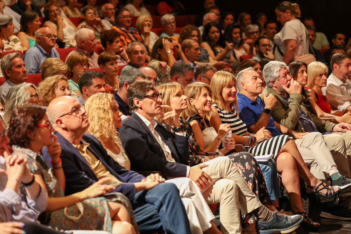 Avui els i les socialistes de #SantJoanDespí, han participat al míting del <a href="/pscbaix/">PSCBaix / ❤️</a> a #Viladecans. Un Atrium ple de gom a gom per dir #endavant🌹✊