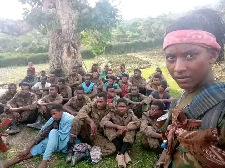 KentoArba's tweet photo. Captive at the hands of #OLA freedom fighters, a group of armed forces loyal to #Ethiopia's war criminal,@AbiyAhmedAli, surrendered to #Oromo freedom fighters,#OLA.
#OlaMarchingToFinnFinne
#Command_OLA
#OLA_CCSpox1
#AmharaShifta
#NeftegnaSettlers https://t.co/LeBpf7KchO