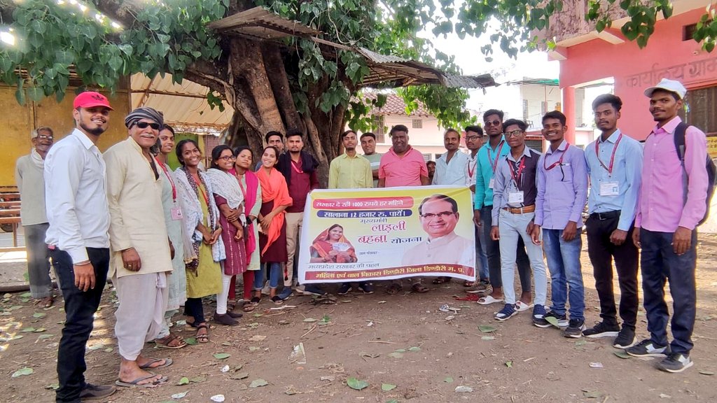 🔸मुख्यमंत्री जनसेवा मित्रों ने ग्राम पंचायत बरगांव में 10 जुलाई को मुख्यमंत्री श्री शिवराज सिंह चौहान द्वारा  #मुख्यमंत्री_लाड़ली_बहना_योजना की दूसरी किस्त का अंतरण की जानकारी दी

 - लाड़ली बहनें मुख्यमंत्री श्री शिवराज सिंह चौहान का बारंबार कर रहीं धन्यवाद 
#JansamparkMP