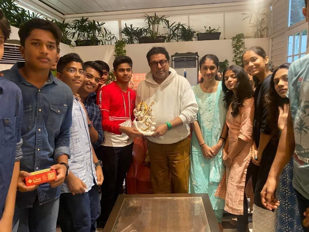 मनसे अध्यक्ष श्री. राजसाहेब ठाकरे यांच्या विनंतीला मान देऊन दहावी बोर्डाने परीक्षेची वेळ दहा मिनिटे वाढवून दिली.याचा फायदा महाराष्ट्रातील १५ लाख विद्यार्थ्यांना झाला. आज घवघवीत यश मिळवलेल्या विद्यार्थी व पालकांनी श्री राजसाहेब यांची शिवतीर्थ या निवास्थानी भेट घेऊन आभार मानले.