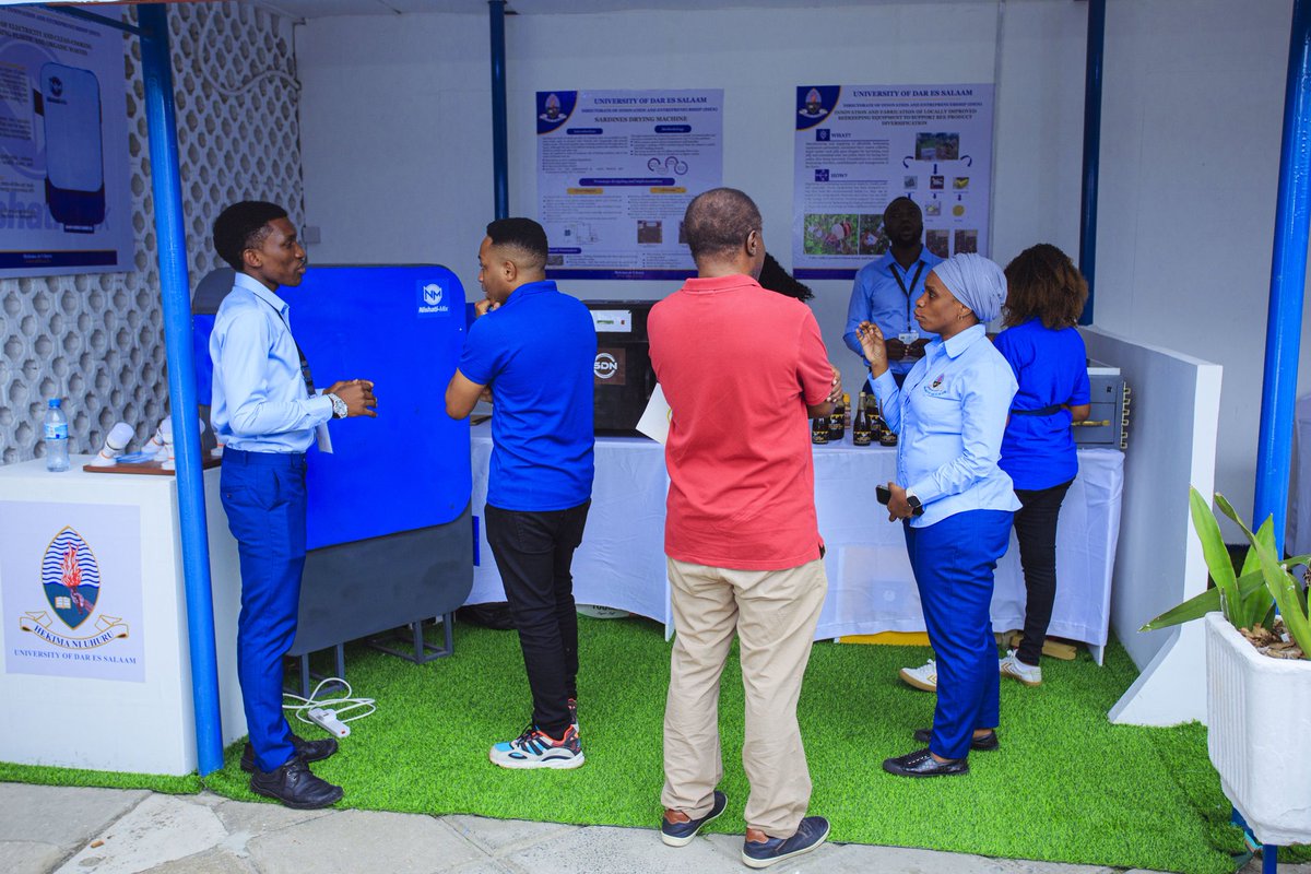 BuberwaB's tweet photo. 🌟 Showcasing Innovation: Turning Waste plastics into Power! 💡♻️

Excited to share some captivating moments from the recent exhibition, where I proudly presented the NISHATI MIX machine! 🌍🔌

#Innovation #Sustainability #CleanEnergy #WasteManagement #NISHATIMIX #exhibition https://t.co/UH4KdptdMC