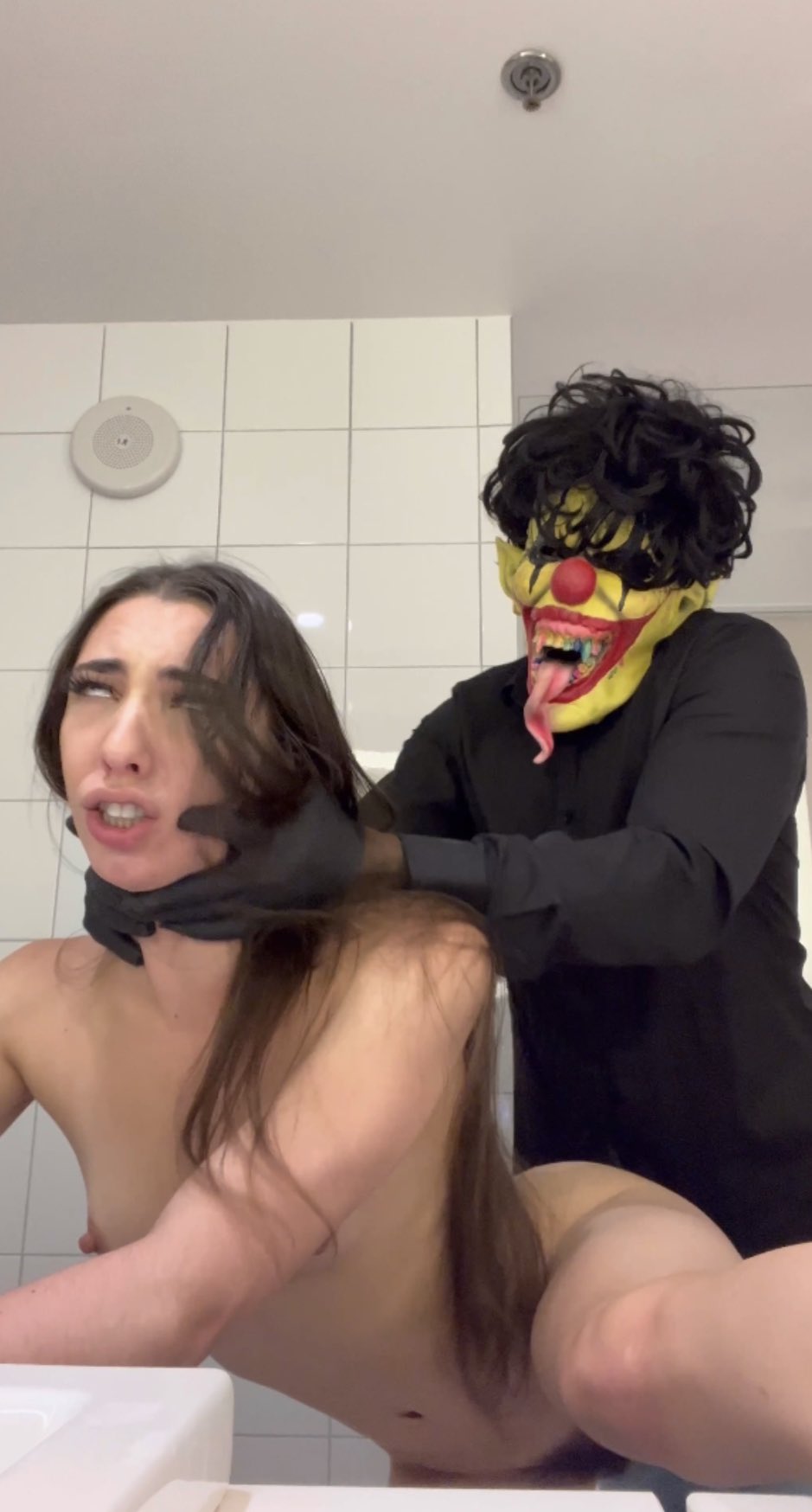 2 pic. Her brother called me a clown , and received this video shortly after 🤣🤡 @theqoh69 https://t.co/pgFqz2QwvX