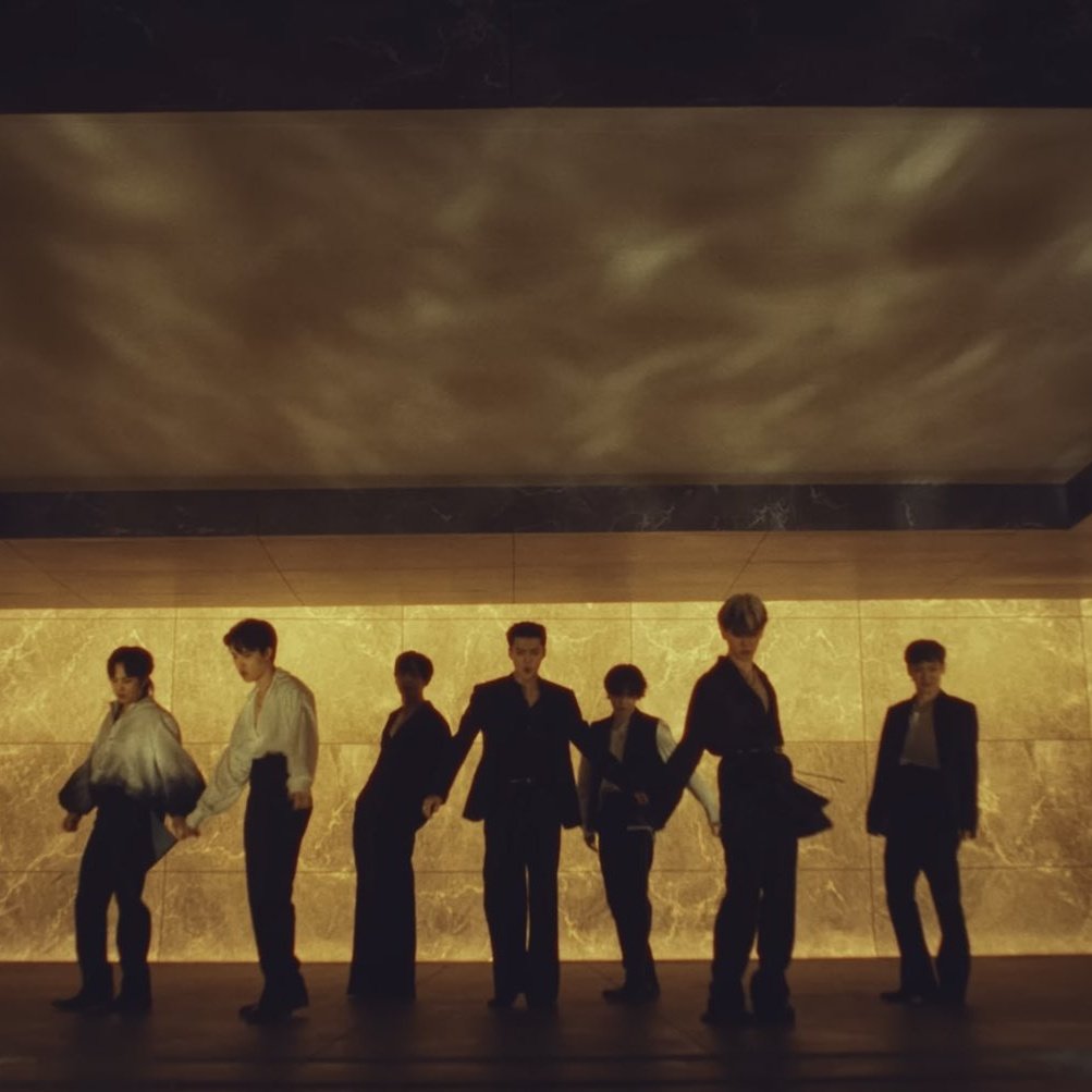 sluggiyeol's tweet photo. the fits for the mv hello??? https://t.co/ZPJoIH05I7