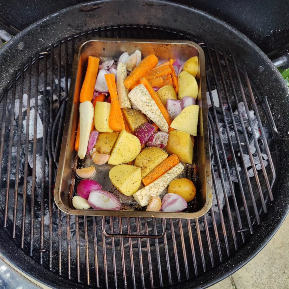Roast beef and slow roasted Veggies for tea tonight

Cook times
Beef 2hrs 30
Charcoal temp 180c
internal temp 70c (158f)

#outdoorcooking
@weberuk
@bigkproductsltd