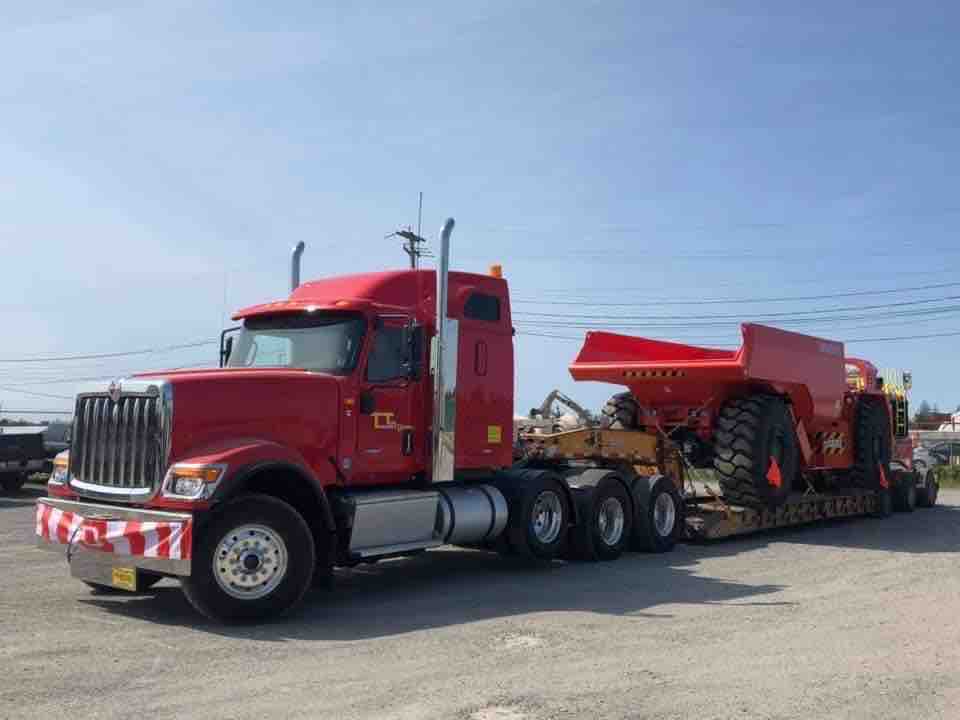 Happy sunny Saturday all! Hopefully you’re able to get out and enjoy the nice weather but make sure to stay hydrated! Throwback pic from 3 years ago hauling the TH545 dump truck. #sunnydayz #dumptruckhauling #totaltransportandrigging