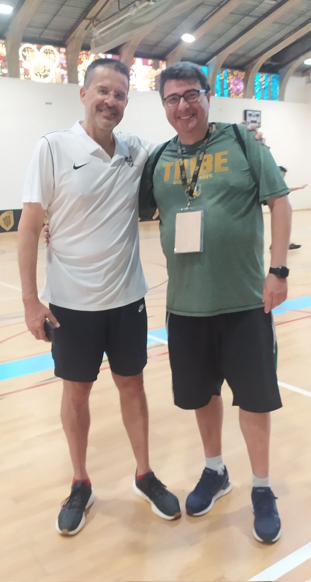 Pacoel160's tweet photo. Hoy me ha hecho especial ilusión el poder conocer y saludar a uno mis referentes del baloncesto. @pedroma2014 además de ser un magnífico entrenador, parece ser un buen tipo y cercano. Gracias Pedro por tus enseñanzas. https://t.co/L75uUCzH2E