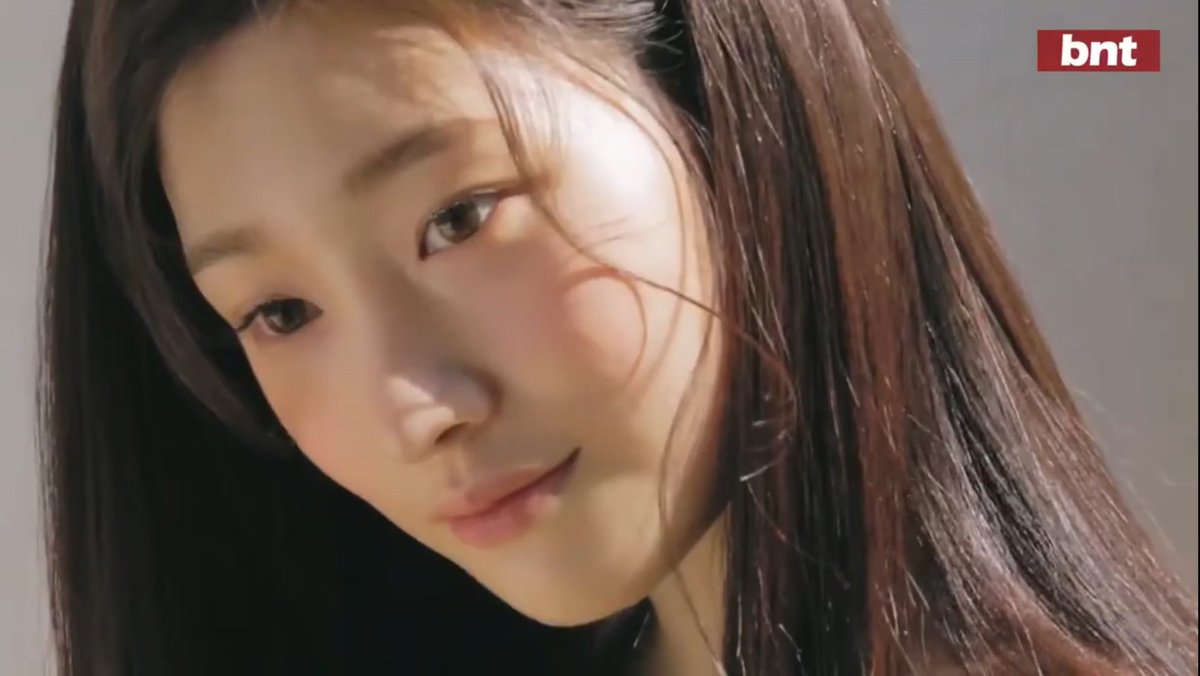 j_chaeyeioni's tweet photo. And once you lay your eyes on her smile, you will find yourself wonderstruck. https://t.co/eFodIYeNhn