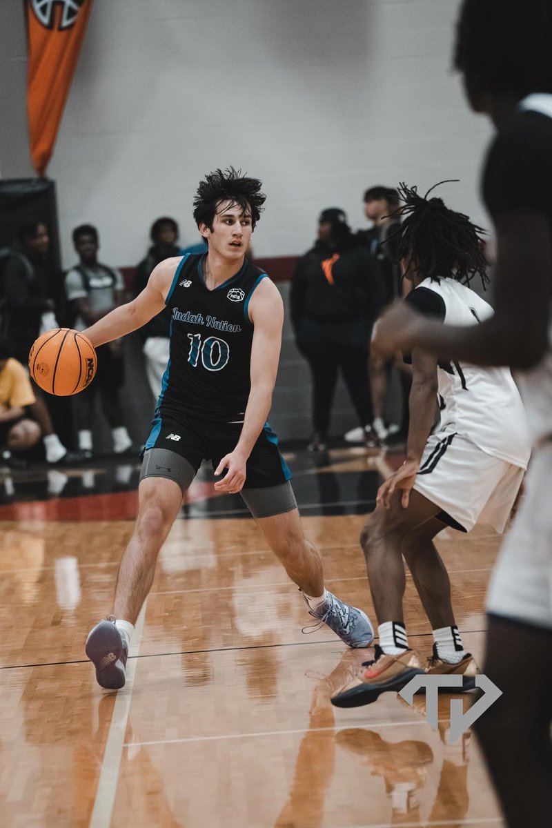 TeamUnitus's tweet image. 6’6 2024 Harris Jackson (@HarrisJackson3) has been having an amazing weekend in both sides of the basketball. 

Keeping two of the leading scorers in the @pro16league  to 8 and 10 points while averaging 10 points 7 rbs 2 stls , 2 asts and 1.5 blocks. He’s long frame and athletic…