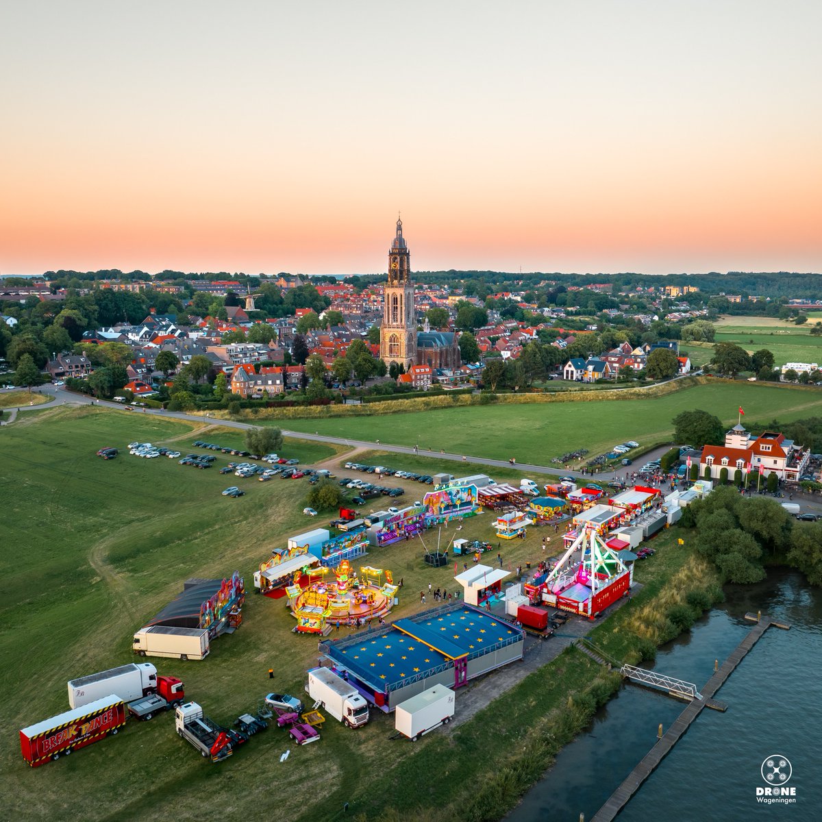 dronewageningen's tweet photo. Last day of the @Rijnweek kermis🎡 Who’s in for a ride?🎟️#kermis #rhenen #rijnweek #dronephoto https://t.co/3y1N0trKJY