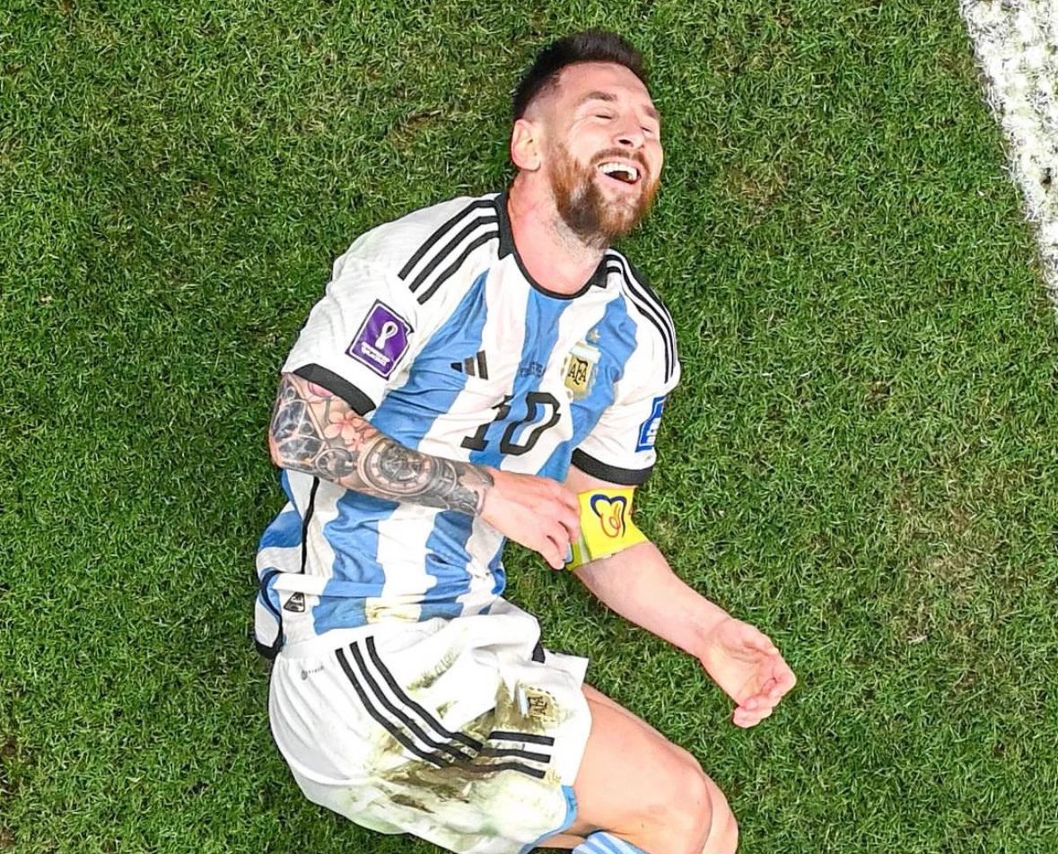 SaraFCBi's tweet photo. PSG fans booed Leo Messi almost every game, attacked Neymar at his house… all in defence of their ‘Golden Boy’ who is now publicly insulting their club…

I LOVE THIS GAME 🔥🔥🔥 https://t.co/a6eNs0lZPk