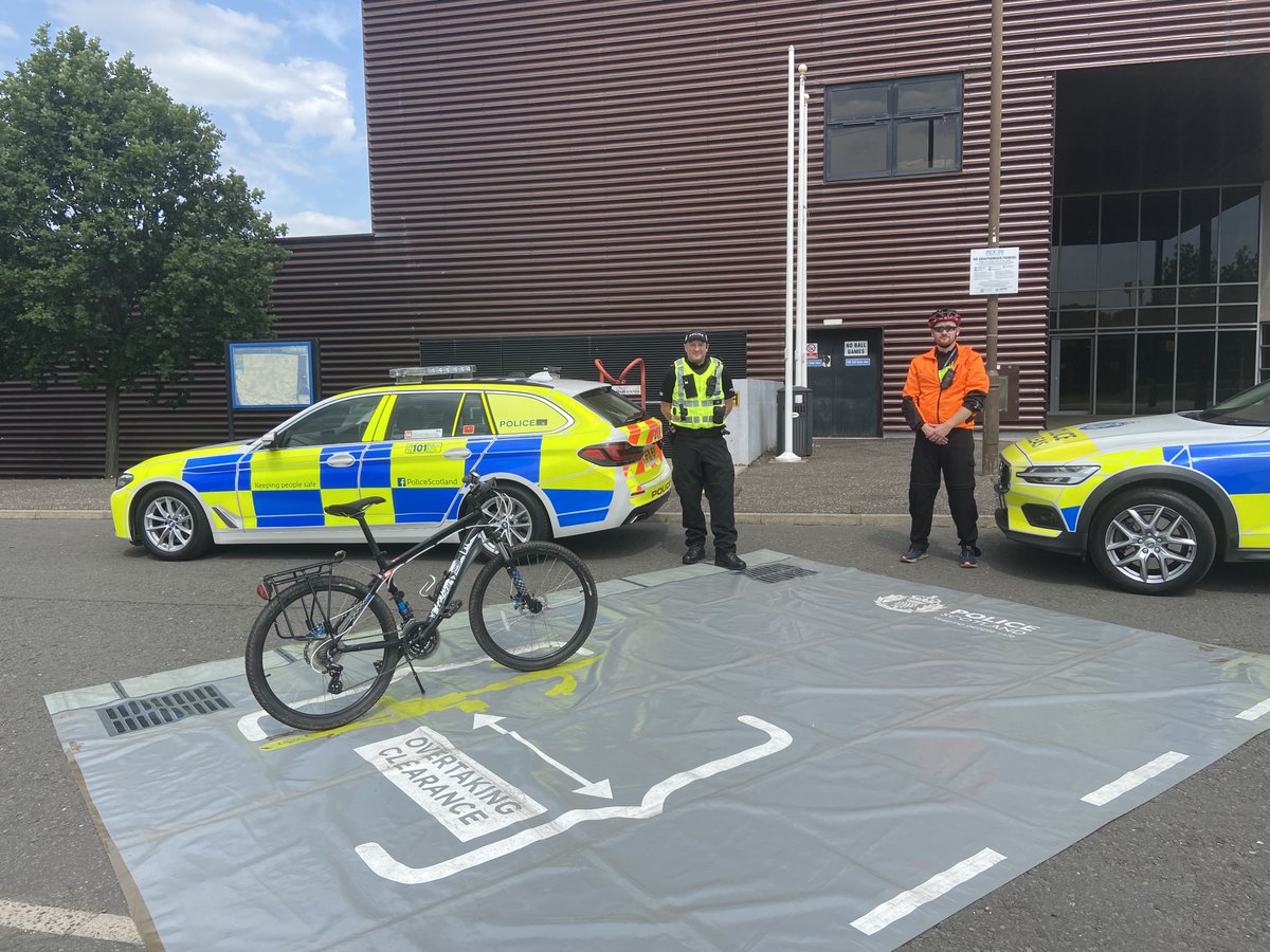 PSOSMidlothian's tweet photo. @PSOSMidlothian and @PSOSRoads ran #OpClosePass in Dalkeith this morning.

7 drivers were stopped for the #ChatOnTheMat. Please help us keep people safe by leaving 1.5 metres when you overtake a cyclist and remember #RuleH3 https://t.co/bomvyolLEA 

#StayAliveAt1Point5 https://t.co/XFBDfR0opI